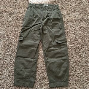Abercrombie green midrise barrel cargo pant
size 26 short (never worn!!!)